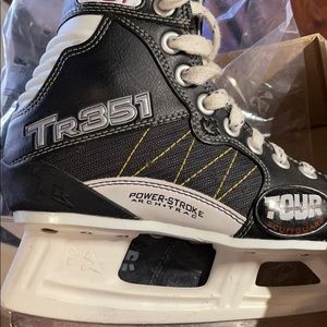 Ice skates size 1 boys. New in box